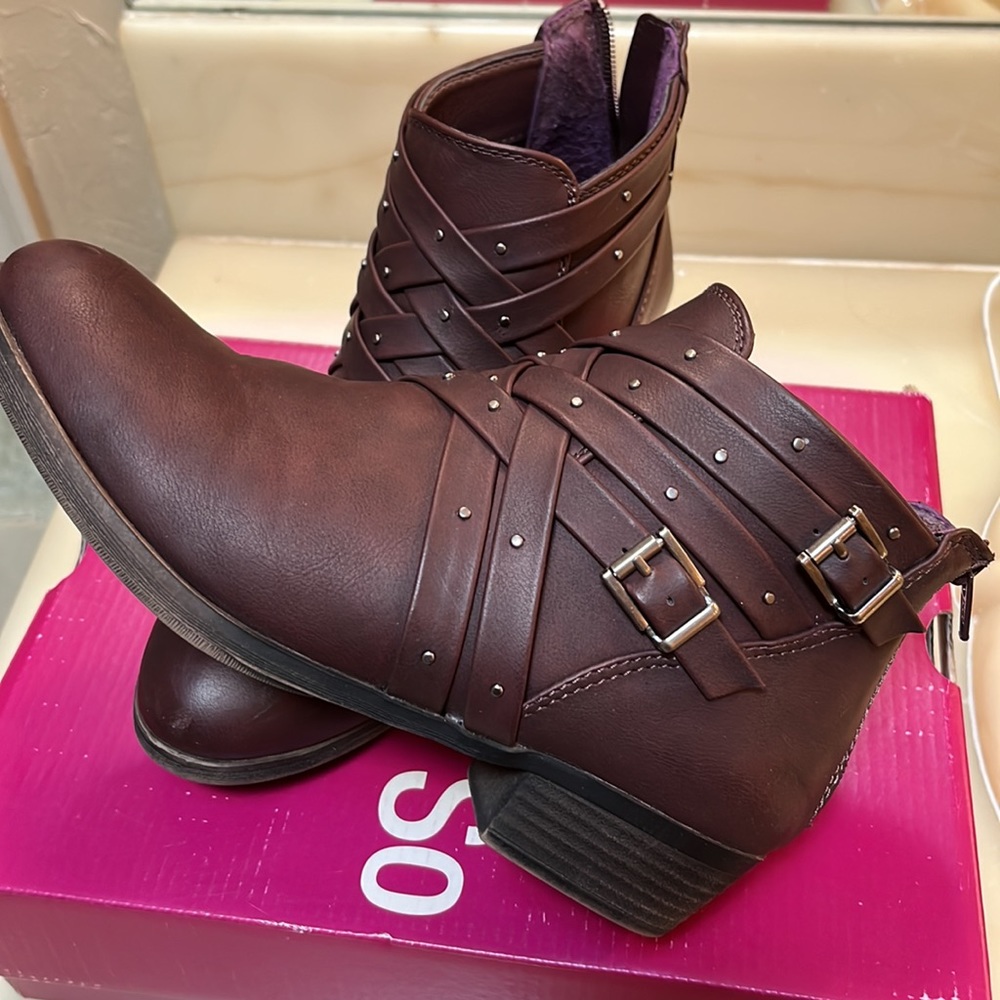 Ankle Boot size 8 Wine color